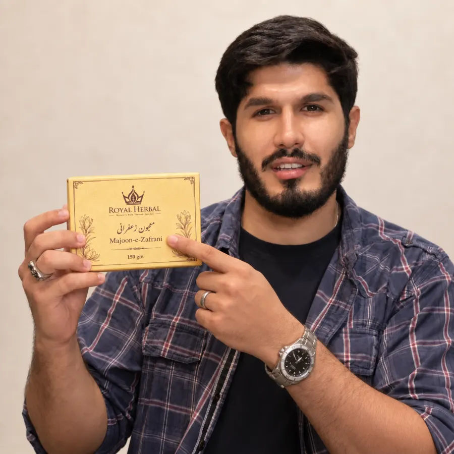 A customer holding the 150 gm Majoon-e-Zafrani presentation box